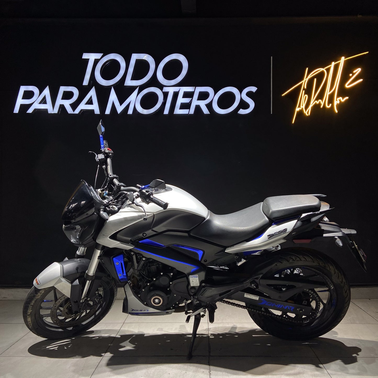 BAJAJ DOMINAR D250 2023